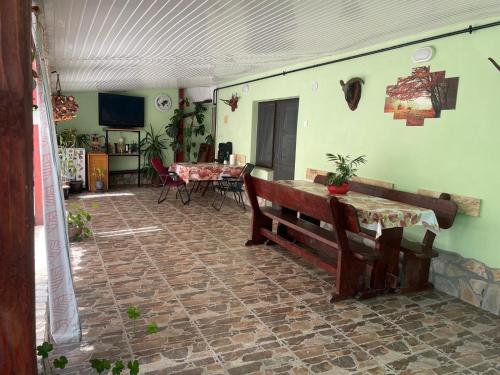 ein Wohnzimmer mit einer Bank und einem Tisch in der Unterkunft Căsuța Verde in 2 Mai