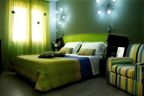 een slaapkamer met een groot bed en een raam bij Marvit Affittacamere in Monterosso al Mare