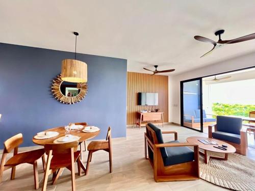 Χώρος καθιστικού στο Stylish 2BR With Ocean View & Infinity Pool In Playa Bonita