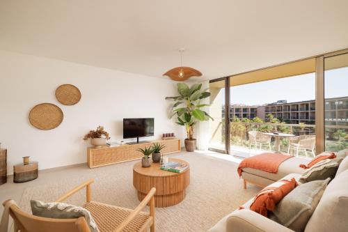 a living room with a couch and a table at Flamingos Salgados in Albufeira
