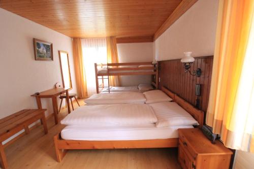 Postel nebo postele na pokoji v ubytování Hotel Fiescherhof