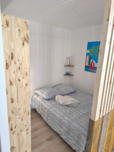 une chambre avec un lit et un parquet dans l'établissement Fun 5, à La Rochelle