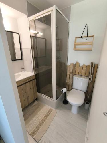 une salle de bain avec une douche, des toilettes et un lavabo dans l'établissement Fun 5, à La Rochelle