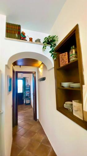 a hallway in a house with an archway in the wall at Gentileza Procida in Procida