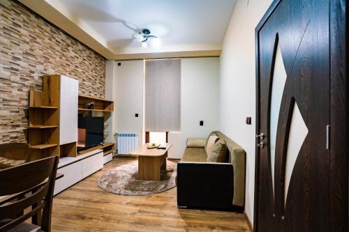 Апартамент 1ви етаж - Център