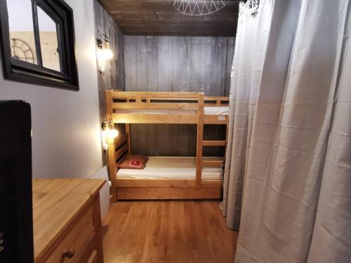 - une petite chambre avec des lits superposés dans une maison dans l'établissement Appartement rénové 4 pers proche des pistes avec balcon et Wifi - FR-1-598-34, aux Gets