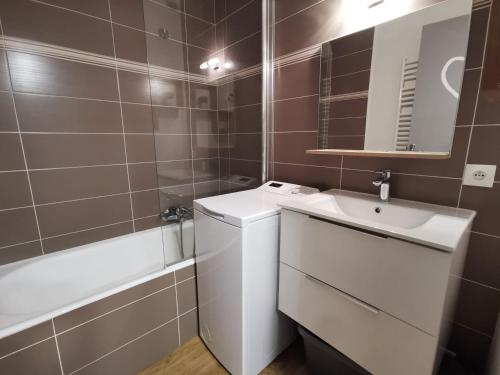 une salle de bain avec un lavabo, des toilettes et une baignoire dans l'établissement Appartement rénové 4 pers proche des pistes avec balcon et Wifi - FR-1-598-34, aux Gets