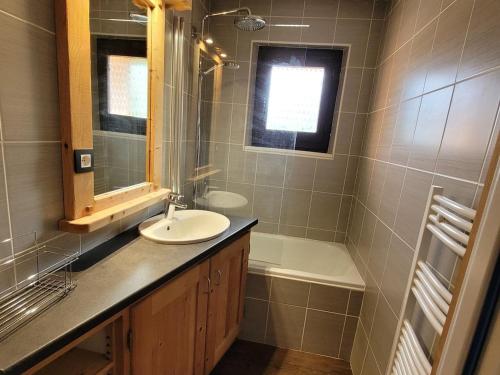 une salle de bain avec un lavabo, des toilettes et une baignoire dans l'établissement Appartement rénové centre station, 3 étoiles, 4 pers, balcon, parking, Wi-Fi - FR-1-598-44, aux Gets