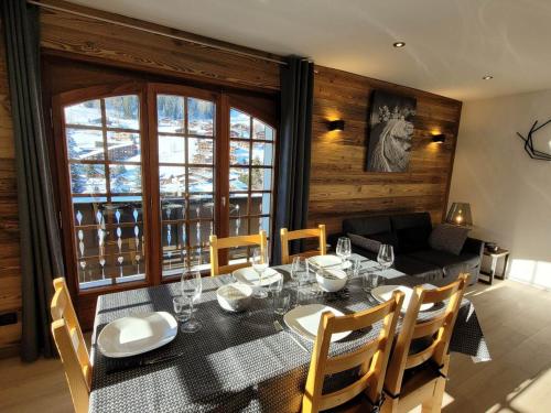 une salle à manger avec une table, des chaises et un canapé dans l'établissement Appartement rénové 2 chambres - 5 pers, balcon, parking, WIFI Les Gets - FR-1-598-98, aux Gets