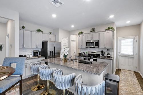 Kuchyň nebo kuchyňský kout v ubytování Stylish Hot Tub Retreat BBQ Yard Games WiFi Pets