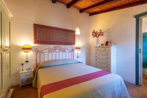 1 dormitorio con 1 cama grande, vestidor y cajón en Villa Sea Dream, en Castiadas