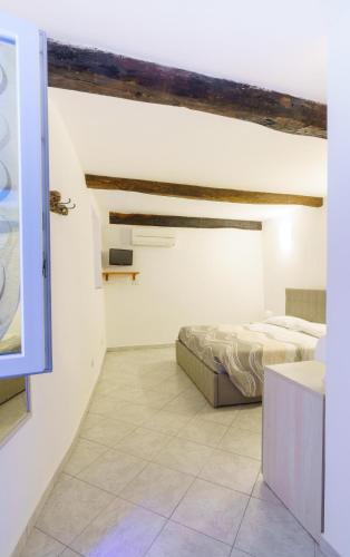 a bedroom with two beds in a room at OltreMare in Riomaggiore
