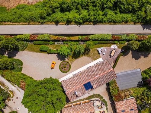 an overhead view of a garden with a building at Residenza Storica sulle Colline di Maranello in Fogliano