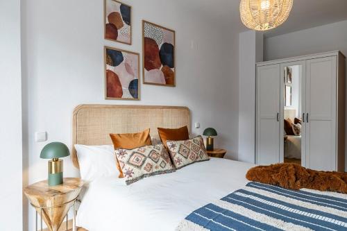 サビニャニゴにあるAltos de Sabiñanigoの白いシーツと枕が備わったベッドのある寝室