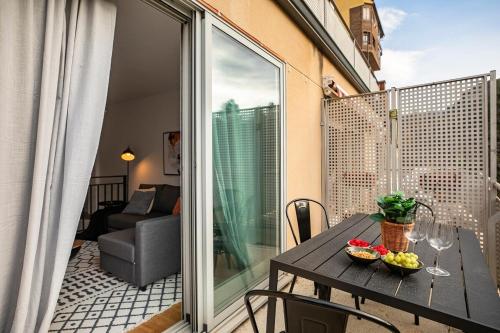 サビニャニゴにあるAltos de Sabiñanigoのバルコニーにテーブルと椅子が置かれたバルコニー