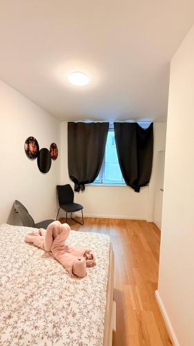 a bedroom with a bed with a pink towel on it at Vienna Laurenz apartment in Größing
