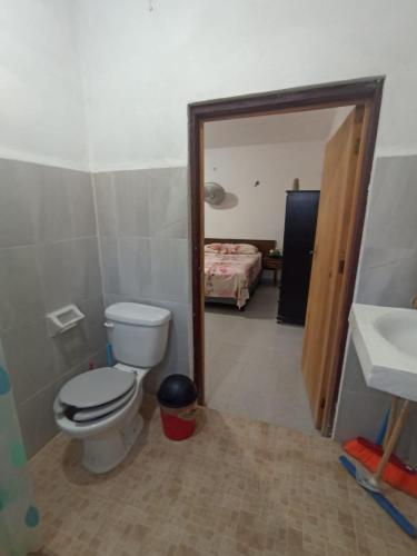 a bathroom with a toilet and a sink at Hospedaje Casa de la Abuela in Yuluc
