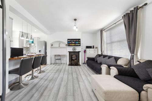 a living room with a couch and a table at 2-Bed House, Bromley, Free Parking, 30 min to Central London - Sleeps 6 in London