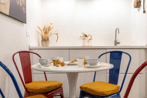 a white table with chairs and cups on it at Di Grazia Cagliari - Stile, comfort e storia in Cagliari
