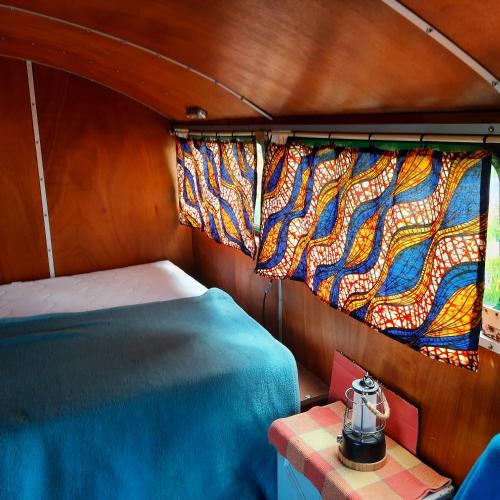 un letto e una coperta sul retro di una barca di Ballincolla Base Camp a Ballinrolla