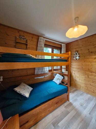 - une chambre avec 2 lits superposés dans une cabine dans l'établissement Apartment with garden in Demi-Quartier, à Demi-Quartier