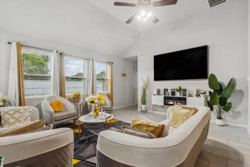 Televisyen dan/atau pusat hiburan di Luxury 4BRS-3Baths Home, King Bed & Private Gym