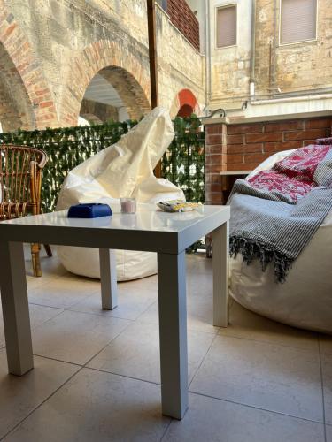 Una mesa en una habitación con una cama al lado. en Dedo Suite, en Brindisi