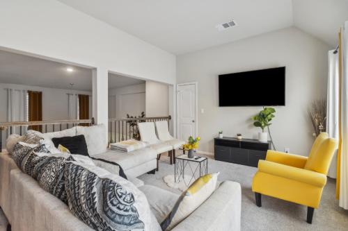 Televisyen dan/atau pusat hiburan di Luxury 4BRS-3Baths Home, King Bed & Private Gym