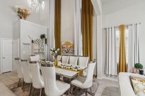 Ruang duduk di Luxury 4BRS-3Baths Home, King Bed & Private Gym