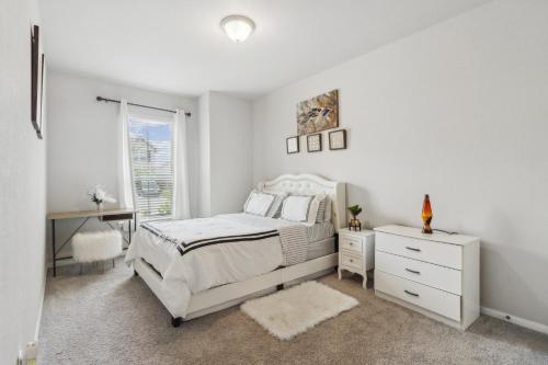 Katil atau katil-katil dalam bilik di Luxury 4BRS-3Baths Home, King Bed & Private Gym