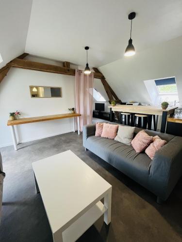 un salon avec un canapé et une table dans l'établissement La campagne près de la ville, à Monnaie