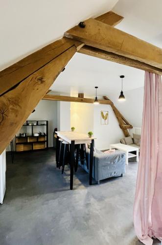 un salon avec une table et un canapé dans l'établissement La campagne près de la ville, à Monnaie