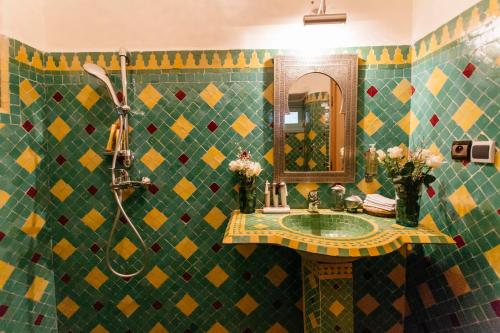 Riad BE Marrakech في مراكش: حمام مع حوض ومرآة