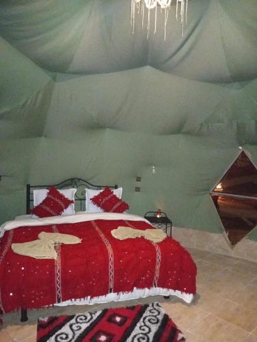 Katil atau katil-katil dalam bilik di Merzouga Erg Luxury Camp