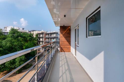 Un balcón con vista a una ciudad en Wandr Hotel Medicity Gurugram, Near Medanta Hospital, en Gurgaon