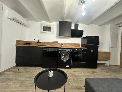 une cuisine avec une machine à laver dans une pièce dans l'établissement Appt nice 5 min de la mer, à Nice