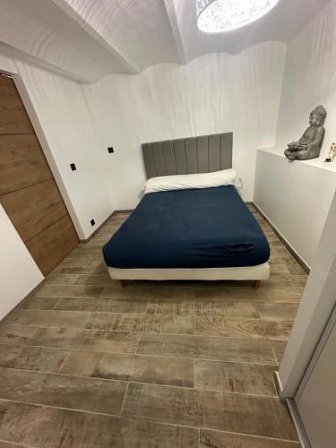 une chambre avec un lit dans une petite pièce dans l'établissement Appt nice 5 min de la mer, à Nice