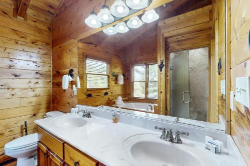 ein Badezimmer mit Badewanne, Waschbecken und Toilette in der Unterkunft Lights Lodge in Blue Ridge
