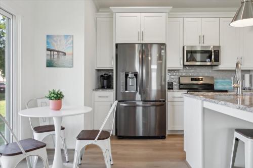 Η κουζίνα ή μικρή κουζίνα στο Bayside Bliss at Cape Charles - New home in Bay Creek w pool & more!
