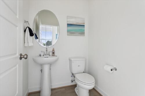 Ένα μπάνιο στο Bayside Bliss at Cape Charles - New home in Bay Creek w pool & more!