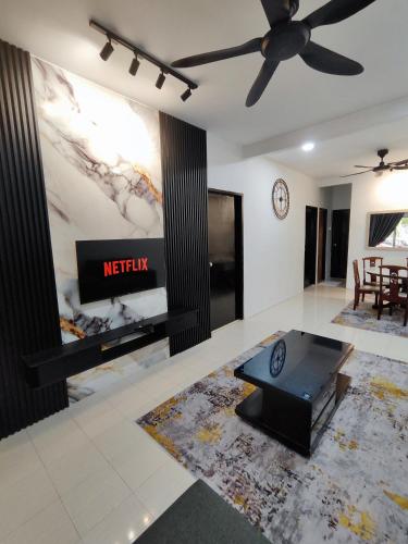 Телевизор и/или развлекательный центр в Homestay Temerloh Jaya with Private Pool 8pax 3Bedroom 3Aircond 2Water Heater Free High Speed Wi-Fi Netflix Near Bandar Temerloh