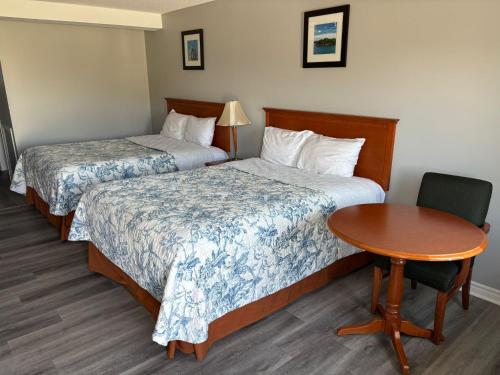 Postel nebo postele na pokoji v ubytování Seven Oakes Motel