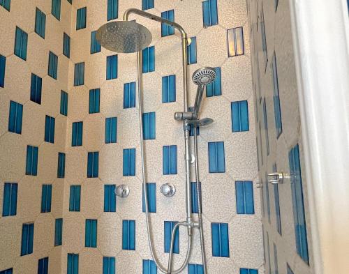 een douche in een badkamer met blauwe ramen bij MIRA IL MARE Seaview Apartment - Sunset Lovers' Spot - 50m from the Beach LAVINIO MARE in Anzio