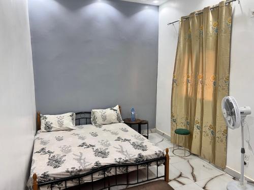 a bedroom with a bed and a shower at Résidence Khadija Aéroport AIBD Confort in Rufisque