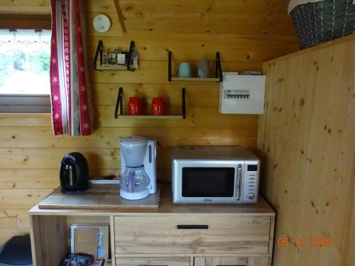 Il comprend une cuisine équipée d'un four micro-ondes et d'une cafetière. dans l'établissement Tiny-house, à Wihr-au-Val
