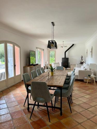 une salle à manger et un salon avec une table et des chaises dans l'établissement Belle Villa Mougins, à Mougins