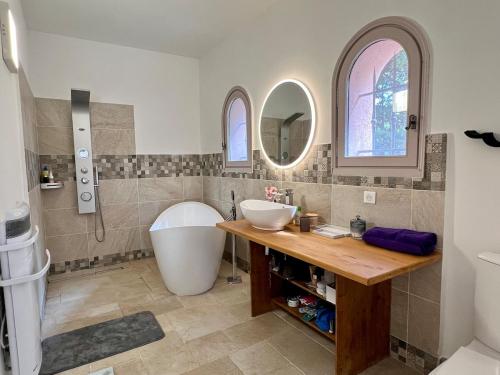 une salle de bain avec une baignoire et un lavabo et une baignoire dans l'établissement Belle Villa Mougins, à Mougins