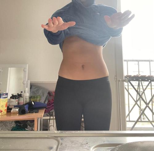 une femme enceinte debout devant un miroir dans une pièce dans l'établissement LA MAISON de BEAUMES, à Beaumes-de-Venise