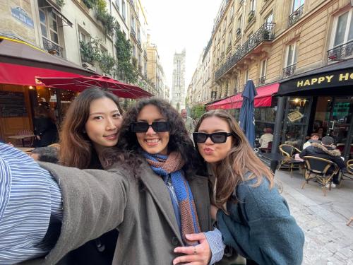 trois femmes posant pour une photo dans une rue de la ville dans l'établissement LA MAISON de BEAUMES, à Beaumes-de-Venise