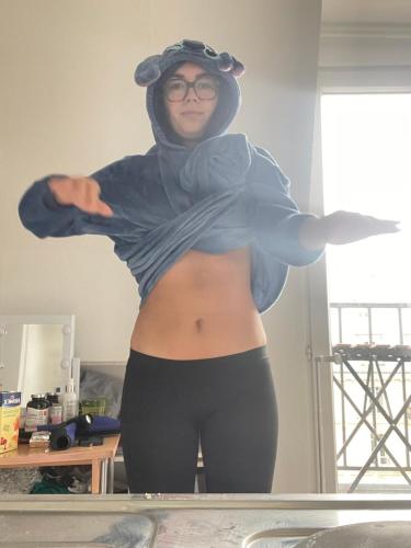 une femme en costume debout dans une pièce dans l'établissement LA MAISON de BEAUMES, à Beaumes-de-Venise